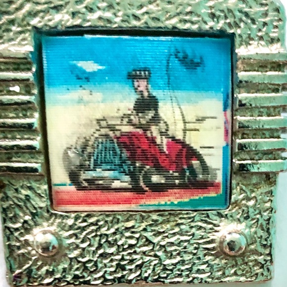 VINTAGE Television Car Racer Screen Pin Brooch Lenticular Vintage signed - Picture 5 of 6